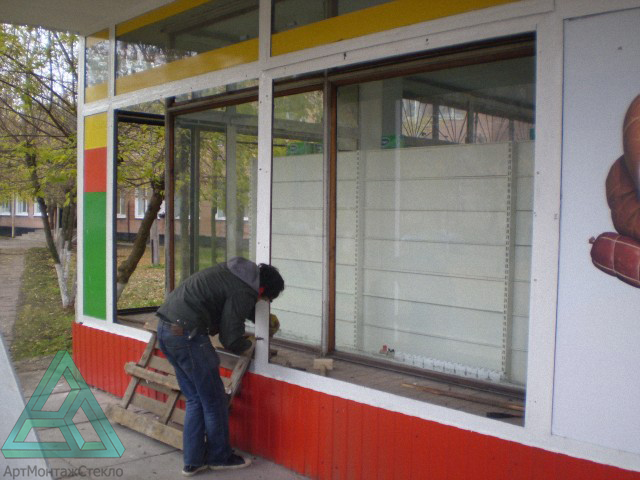 Фасадное остекление витрин магазинов